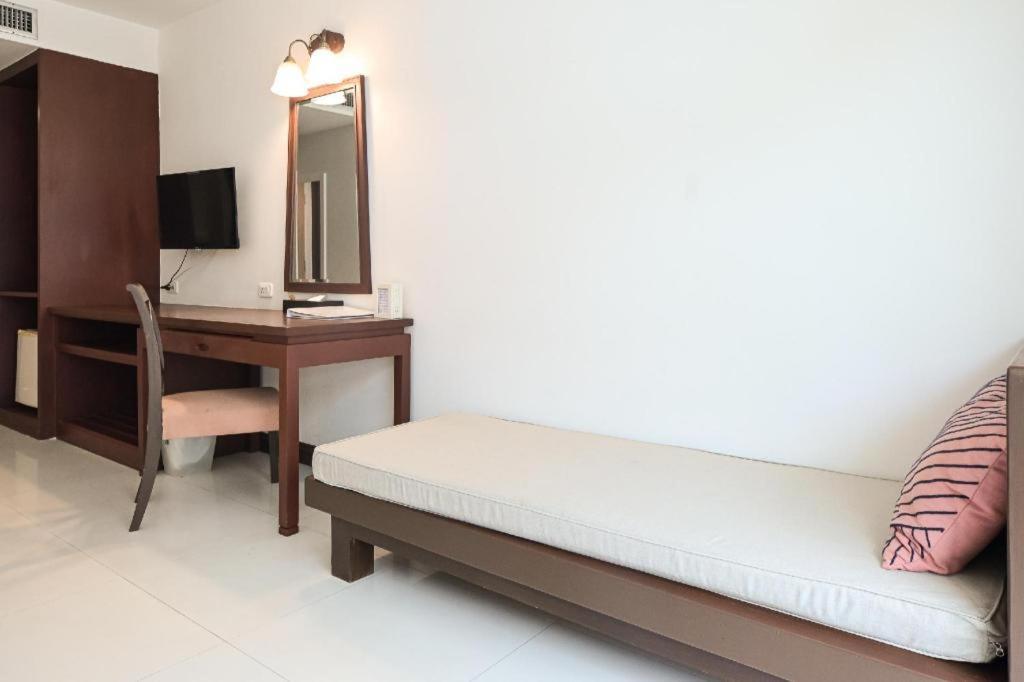 Hotel Ramada By Wyndham Phuket Southsea Karon Exterior foto