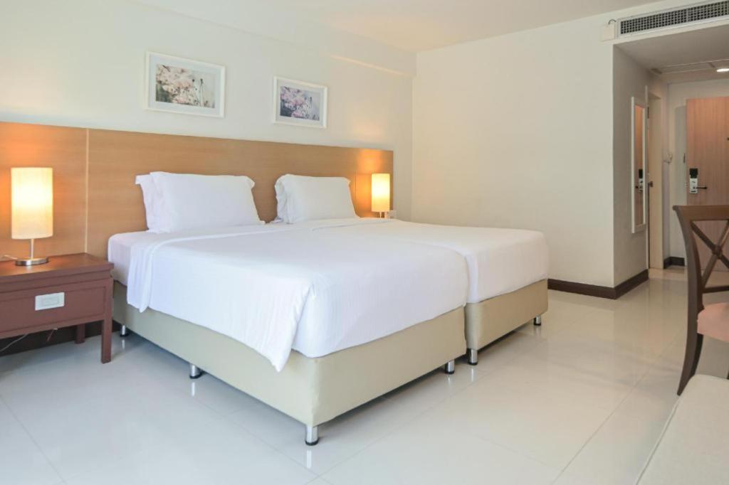 Hotel Ramada By Wyndham Phuket Southsea Karon Exterior foto