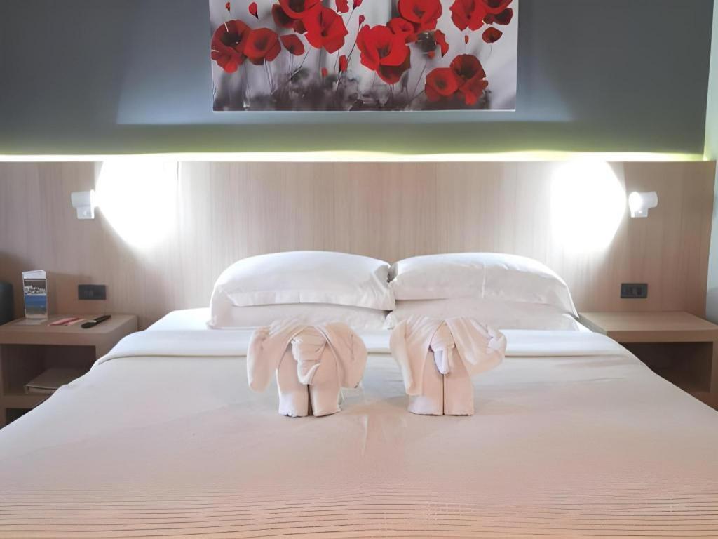 Hotel Ramada By Wyndham Phuket Southsea Karon Exterior foto