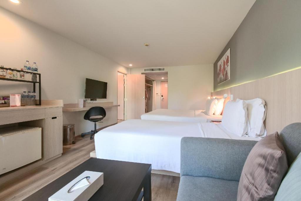 Hotel Ramada By Wyndham Phuket Southsea Karon Exterior foto