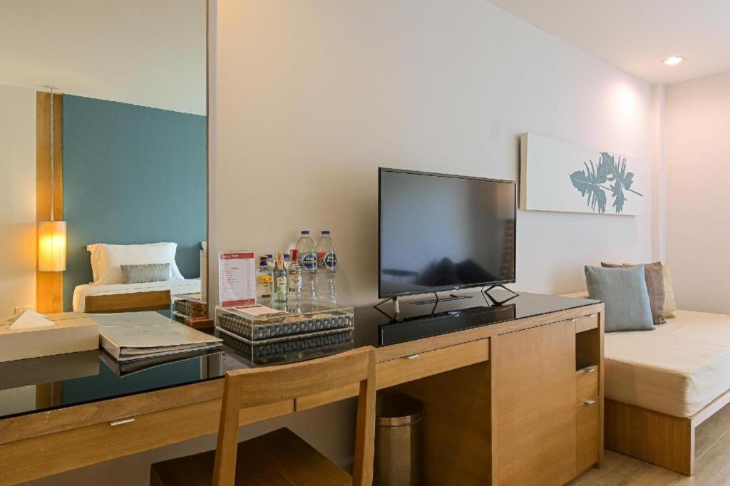 Hotel Ramada By Wyndham Phuket Southsea Karon Exterior foto