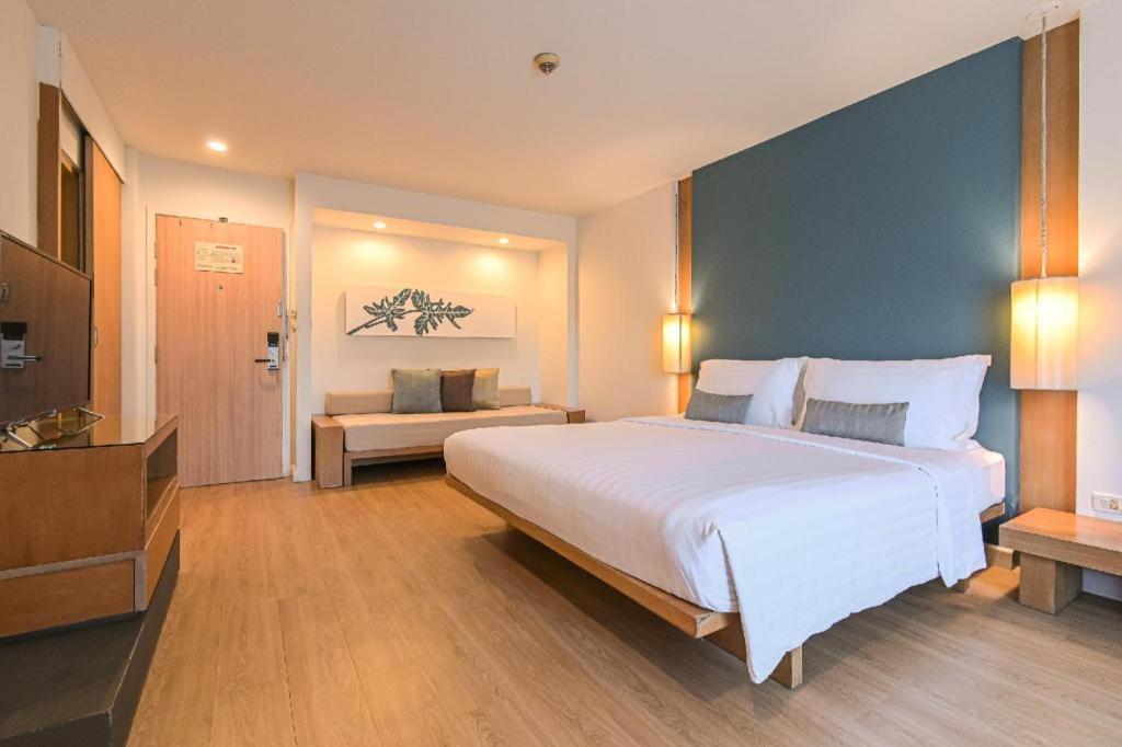 Hotel Ramada By Wyndham Phuket Southsea Karon Exterior foto